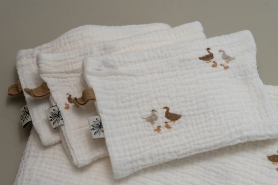 Geschenkset-baby-swaddle met 3 washandjes- offwhite met ganzenprint-handgemaakt-(Sweet baby Bedstraw) van Merkloos
