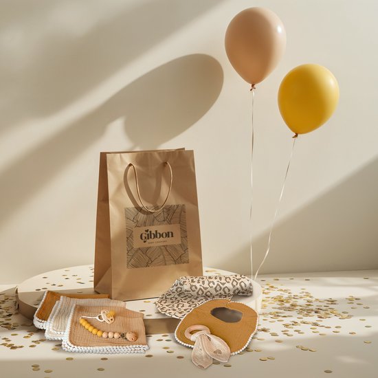 Gibbon Giftbag Essentials │ Luxe Kraamcadeau met Spuugdoek in luipaardprint, Speenkoord, Slabbetje, Houten bijtring, Mousseline doekjes, Stoffen vlaggen │ Perfect Kraampakket │Babyshower │ Incl. Gratis Papieren Giftbag van Merkloos