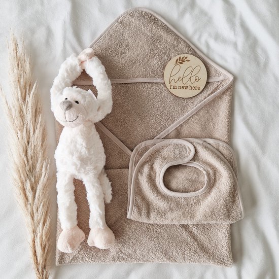 Gioia Giftbox Gioia kraamcadeau giftbox essentials M beige - Jongen - Meisje - Unisex - Babygeschenkset - Baby cadeau - Kraammand van Gioiaࠀ