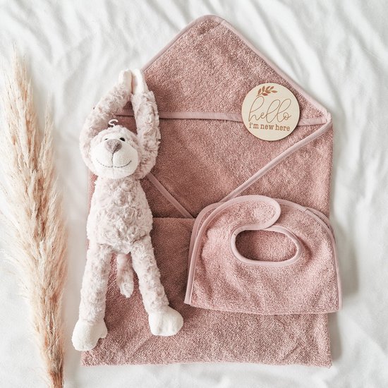 Gioia Giftbox Gioia kraamcadeau giftbox essentials M oud roze - Meisje - Babygeschenkset - Baby cadeau - Kraammand van Gioia Giftbox