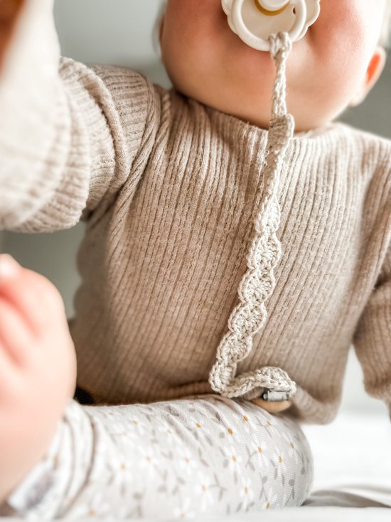 Haaksels&Kralen - Speenkoord bloem gehaakt - Kleur linnen - kraamkado - zwangerschap - baby geschenkset - babyshower - zwanger van Haaksels&Kralen