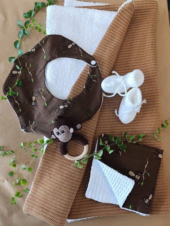 Handgemaakt Kraamcadeaupakket - Dekentje, Rammelaar, Slabbetje, Slofjes | Feestelijk Verpakt van Little Dutch