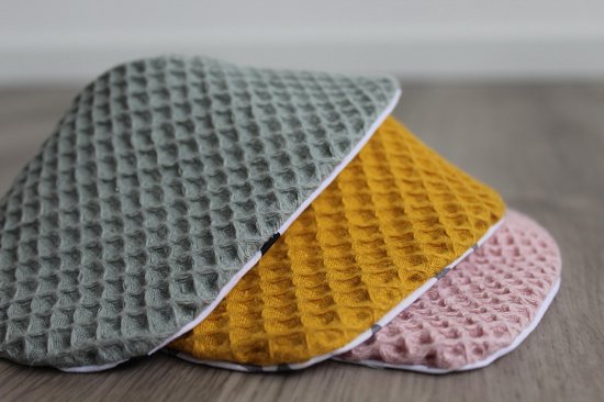 Handgemaakt voor je kleintje-kwijlslab-wafelstof-okergeel-wit-driehoek van $