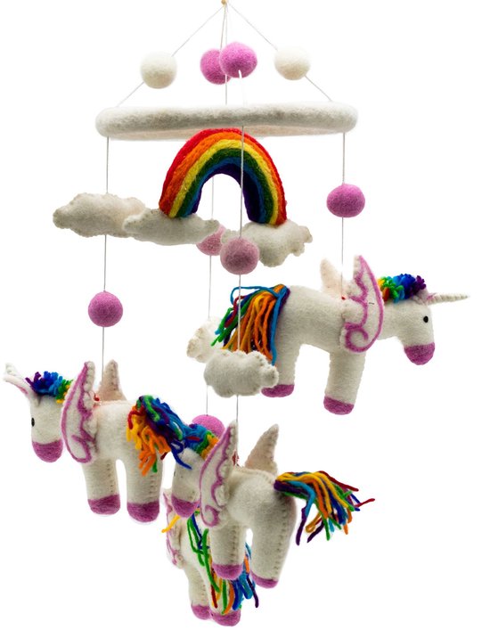 handgemaakte vilten mobile - regenboog eenhoorns - mobiel vilt kinderkamer - vilten baby mobiel - 19x50 cm