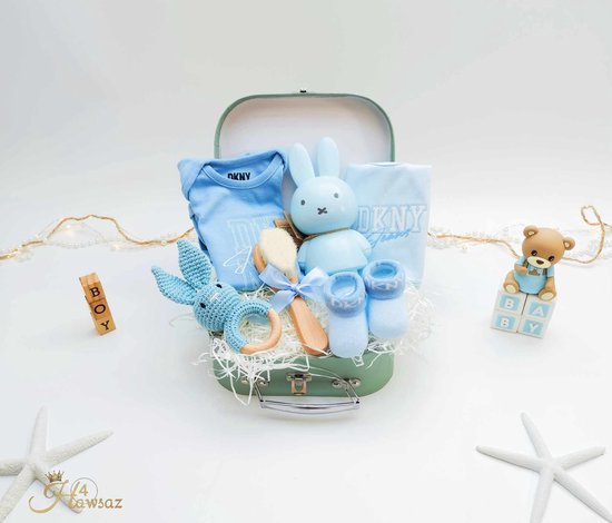 Hawsaz.nl cadeau - Babygeschenksets 7 stuks Blauw - Verwenpakket - Kraampakket - Gepersonaliseerde kraamcadeaus - Babykleding 0-m 3 m DKNY - Geboortecadeau - babyshower - Babyverzorging - Baby Rammelaar - bijtring - Baby koffertje - Nijntje van Hawsaz.nl