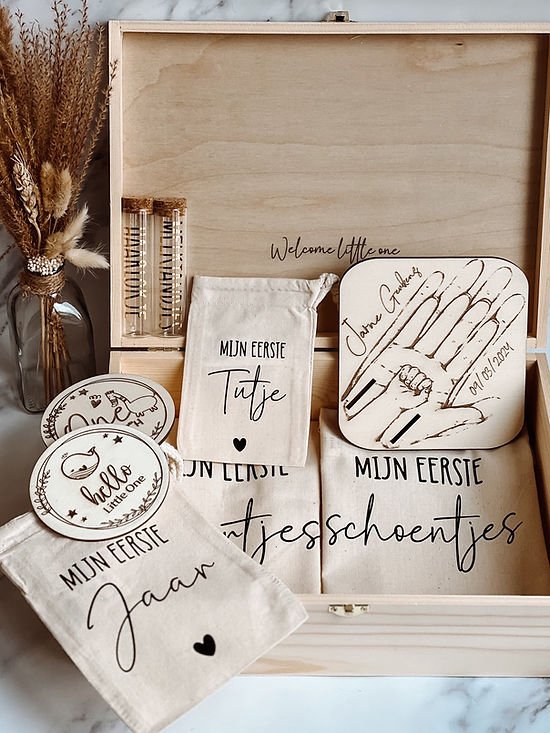 Herinneringenbox - Deluxe gevuld - Houten kist - Milestone kaarten - Eerste herinneringen zakjes - Kraamcadeau - Gepersonaliseerd van Little Stars®