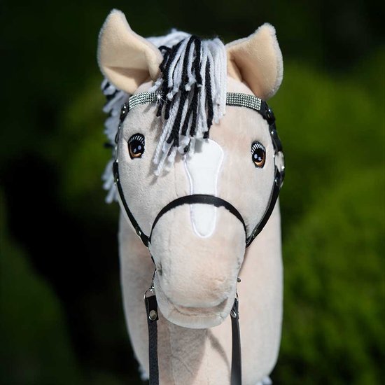 Hobby Horse Land - Hobby Horse "Dune" Fjord - inclusief halster & diamanten frontriem - Stokpaard - A3 van Merkloos