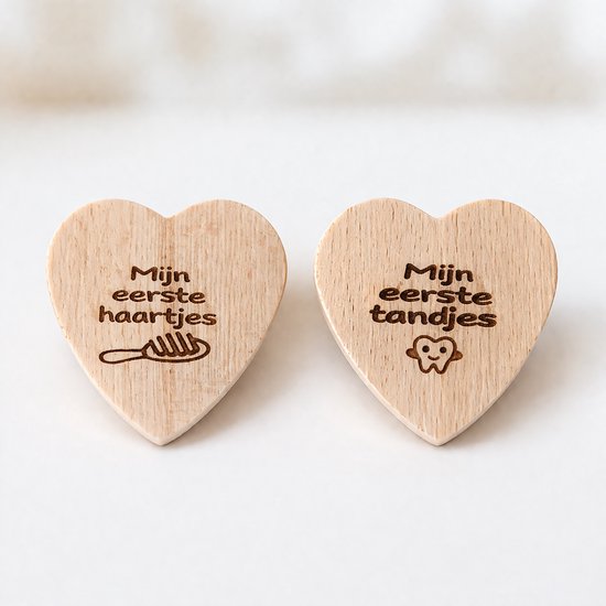 Houten baby bewaardoosje – Eerste haartjes & tandjes – Set van 2 hartjes – Kraamcadeau – Baby herinneringen – 5,5 cm van Merkloos