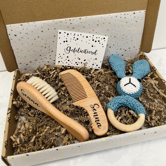 Houten baby borstel & kam met eigen naam - rammelaar/bijtring konijn blauw handgemaakt - kraam cadeau - cadeau per post - geboorte cadeau - baby geschenk - brievenbus cadeau - baby cadeau van Kidooz.