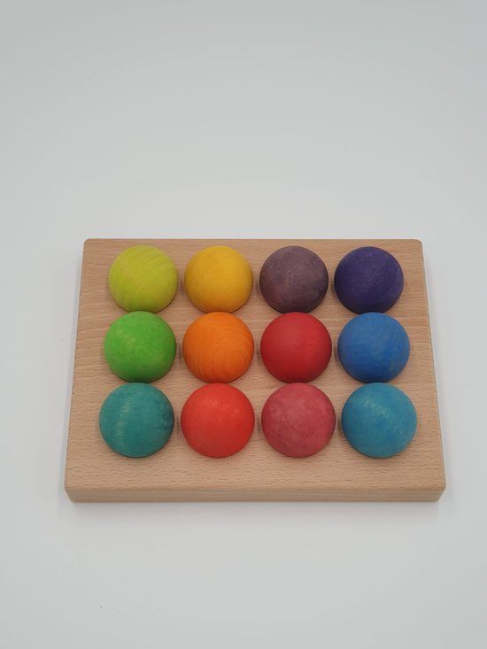 Houten ballen en sorteerplank - Regenboogkleuren - 12 ballen - Open einde speelgoed - Educatief montessori speelgoed van FunWoods