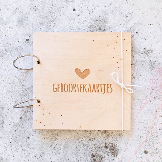 Houten bewaarbundel geboortekaarten | 20 x 20 cm | kaarten bewaarbundel hartje van Houten
