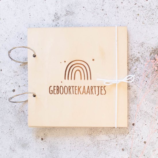 Houten bewaarbundel geboortekaarten | 20 x 20 cm | kaarten bewaarbundel regenboog van Houten