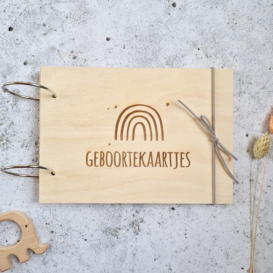 Houten bewaarbundel geboortekaarten - A5 - kaarten bewaarbundel regenboog van Kidooz.