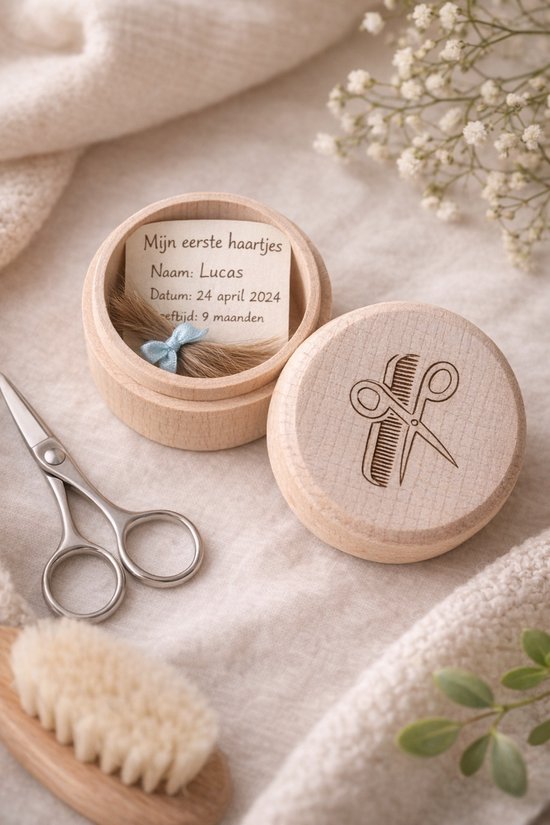 Houten bewaardoosje eerste haartjes – Gepersonaliseerd baby herinneringsdoosje – Rond doosje met gravure van Merkloos
