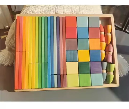 Houten blokken in tray - Houten kaboutertjes - Houten blokjes - Houten plankjes - Regenboogkleuren - 50 blokken, 6 kabouters, 1 tray - 35 cm x 27 cm - Open einde speelgoed - Educatief montessori speelgoed - Grapat en Grimms style van Merkloos