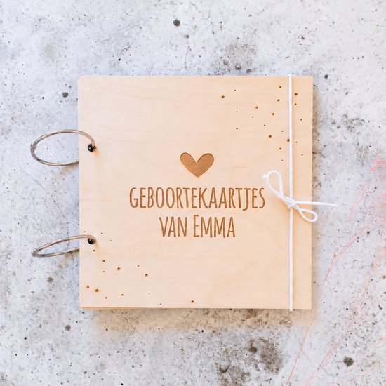 Houten gepersonaliseerde bundel | Gepersonaliseerd cadeau baby | Houten bewaarbundel met naam | Geboortekaartjes bewaren | Hart