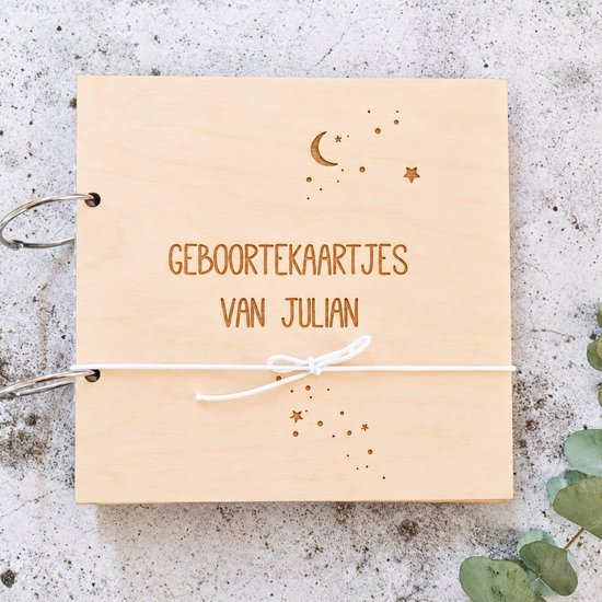 Houten gepersonaliseerde bundel | Houten bewaarbundel met naam | Gepersonaliseerd cadeau baby | Geboortekaartjes bewaren | Heelal