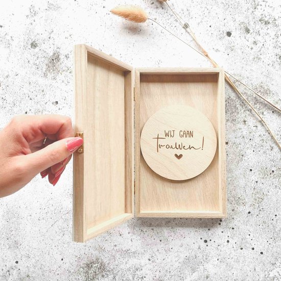 Houten kistje - aankondigingsdoosje - aankondigingskistje - aankondiging - Wij gaan trouwen! van Belarto