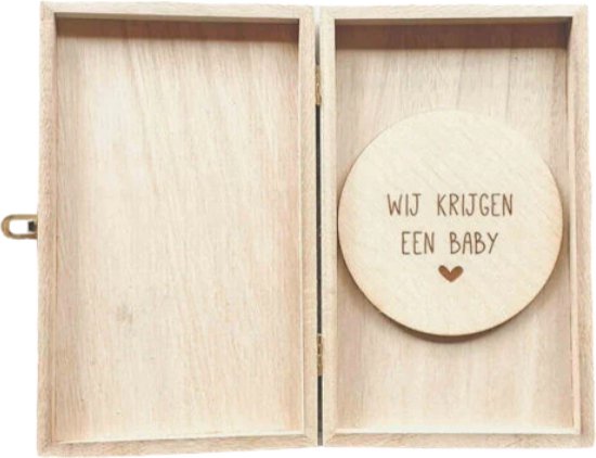 Houten kistje met cirkel - wij krijgen een baby - aankondiging - bekendmaking - kind - baby van Merkloos