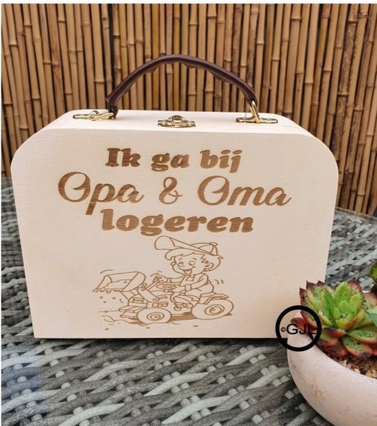 Houten koffertje - Ik ga slapen bij Opa en Oma Tractor  - Baby - Kleuter - Geboorte - School - kraam cadeau - logeer koffer van Little Dutch