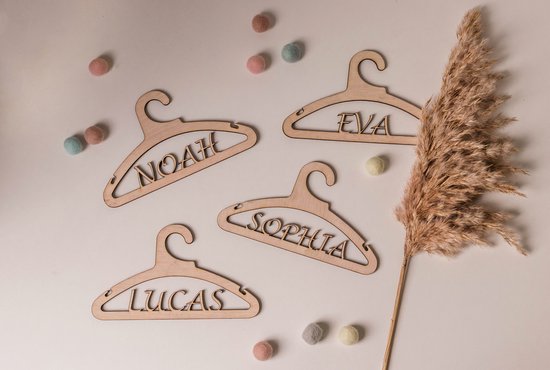 Houten Kraamcadeau met Naam Klerenhanger - Babyshower Set – Gepersonaliseere Baby Geschenk Set - Jongen - Meisje - Houten Baby Klerenhanger - GEPERSONALISEERD voor JONGEN - MEISJE - UITGESNEDEN NAAM WoodyDoody