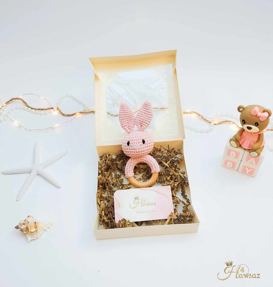 Houten rammelaar / bijtring met konijnen knuffeltje 1 stuk - Hawsaz.nl Cadeau - Gepersonaliseerd - Babygeschenk - Geboortecadeau - Kraampakket - Babyshower cadeau - Cadeau voor jongens en meisjes - Baby en Peuter speelgoed - tweeling cadeau van Hawsaz.nl