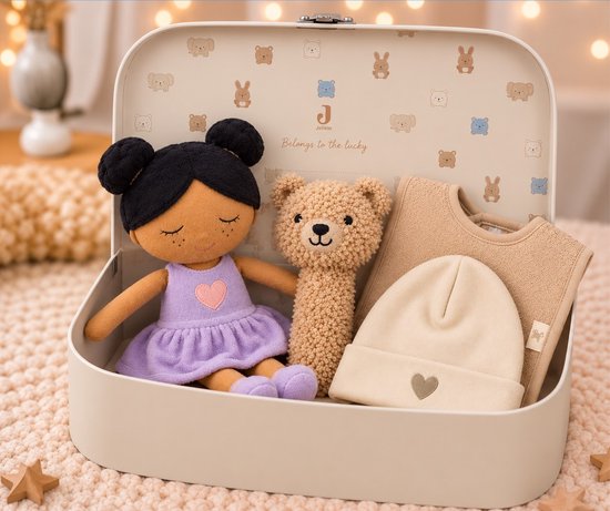 Jollein – Kraamcadeau Baby Cadeauset – Jollies Koffer met Mutsje, Rammelaar Beer, Slabbetje en Knuffel Meisje – Babyshower & Geboorte Cadeau – meisje