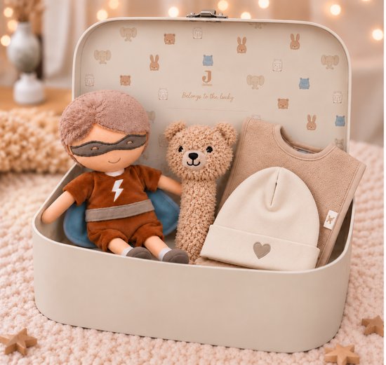 Jollein Kraamcadeau Baby Cadeauset – Jollies Koffer met Mutsje, Rammelaar Beer, Slabbetje en Knuffel Superheld – Babyshower & Geboorte Cadeau – Jongen