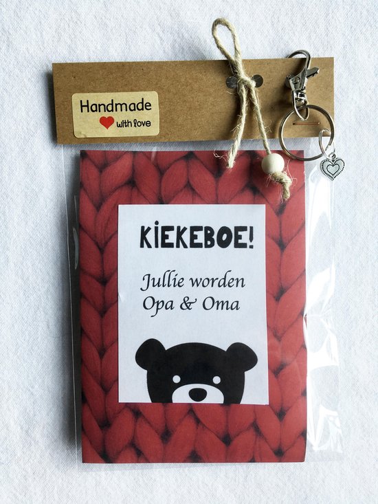 Kiekeboe! jullie worden opa en oma, kadootje met babysokjes en sleutelhanger met bedelhart, verrassing, zwangerschap, zwanger, baby, van QolorQleur