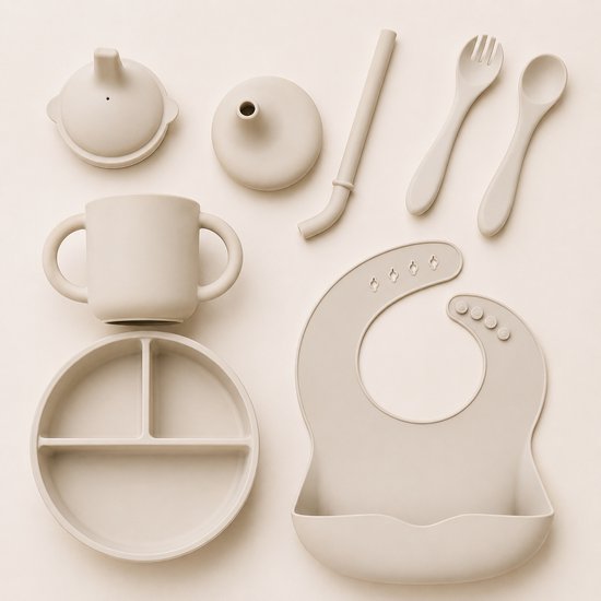 Kleine Smulders® Baby Servies Set Siliconen 8-delig Kinder Bestek: Bord met Zuignap + Bestek + Slabbetje + Drinkbeker met 2 opzetstukken, Rietje & Tuit | Vaatwasser, Magnetron, Oven & Vriezer Bestendig | BPA Vrij | Wit