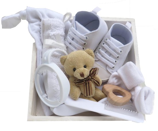 Kraam baby cadeau geboorte zoon dochter meisje jongen 9delig kraamcadeau met baby sneakers van Saywhat?