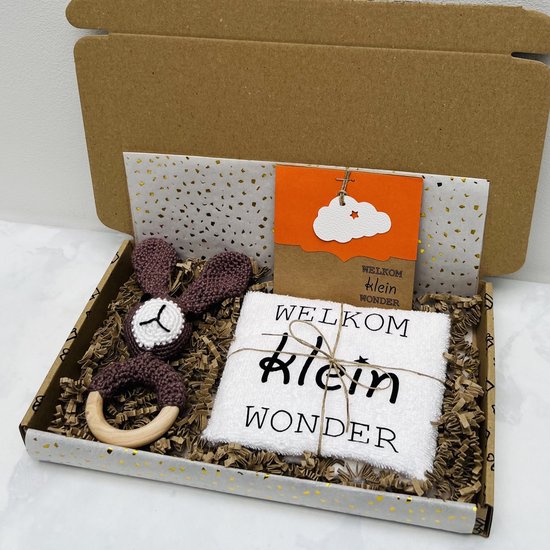 Kraam cadeau baby - bijtring rammelaar konijn taupe handgemaakt - slabbetje met tekst - cadeau per post - brievenbus cadeau - welkom klein wonder - baby geschenkset - geboorte cadeau - zwangerschapscadeau van MientjePiepklein