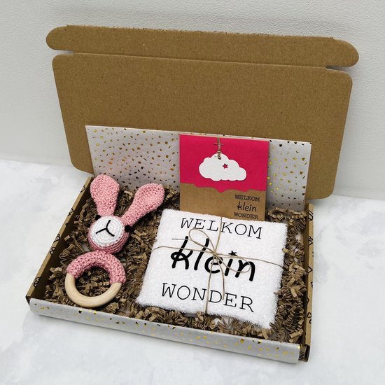Kraam cadeau baby - Welkom Klein Wonder - bijtring rammelaar konijn roze handgemaakt - Slab met Tekst - Brievenbus cadeau - Geboorte baby - baby geschenkset - cadeau per post van Rattlezz