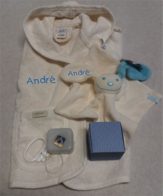Kraam-Cadeau-Babypakket-Geboorte-Met naam van de Baby geborduurd-Badjas met naam-Muziek/speeldoosje_Badjas met naam_Knuffel doekje met naam op oor van Bulbby