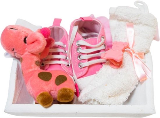 Kraam cadeau geboorte meisje dochter 7 delig met roze baby sneakers en roze knuffeltje van Merkloos