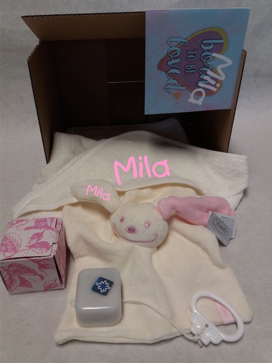 Kraam-kado-Baby kado-kraam cadeau-set met geborduurde naam op cape-Kraam mand-Baby geschenk set met funnies knuffeldoekje van Funnies.