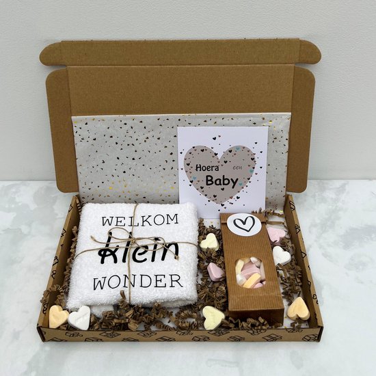 Kraamcadeau baby - cadeau door de brievenbus - slabbetje met tekst - welkom klein wonder - snoepjes - slab bedrukt - geboorte baby - zwangerschapscadeau - baby geschenk van Andermans zaken.