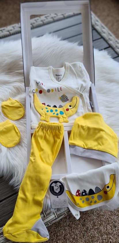 Kraamcadeau-baby geschenkset- newborn - luxe geschenkdoos- 5 delige babyset - baby pyjama- babyshower - gift new born girl/boy - dierenprint gele krokodil-0 tem 4 maanden- maat 56cm-62cm van Cheerful Kids Design
