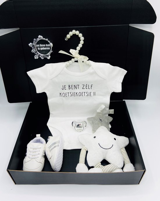 Kraamcadeau baby - kraampakket met babysneakers rompers rammelaar en fopspeen koetsiekoetsie - kraamkado kan ook rechtsreeks worden verstuurd met kaart van Koetsiekoetsie