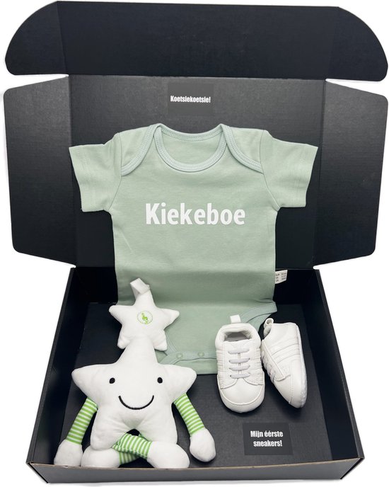 Kraamcadeau baby - romper, muziekmobiel en babyschoentjes - keuze uit verschillende sneakers - Kan ook rechtstreeks als cadeau worden vertuurd - kraamkado unisex - babyshower van Little Dutch