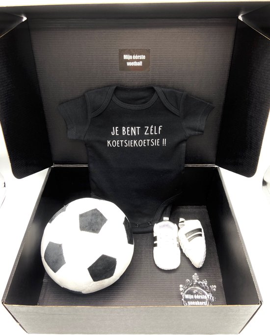 Kraamcadeau - baby voetbal- romper - babysneakers - koetsiekoetsie - 2 maten - kan ook rechtstreeks als cadeau worden verstuurd - babyshower - kraampakket van Koetsiekoetsie