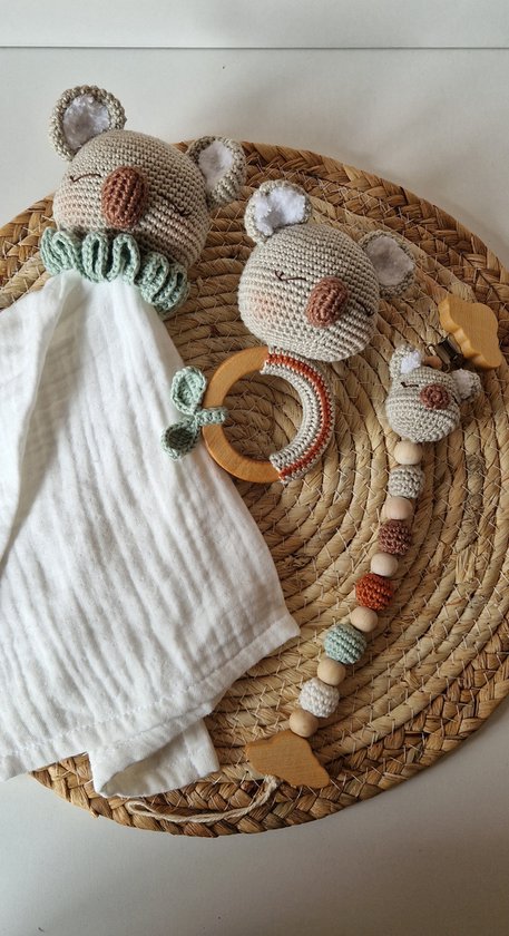 Kraamcadeau Babyshower Geschenkset handgemaakt 3 delig Koala Knuffelvriendje Rammelaar Speenkoord van Merkloos