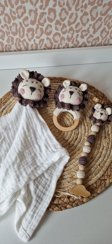 Kraamcadeau Babyshower Geschenkset van 3 Gebreide Leeuw Knuffelvriendje rammelaar speenkoord van Little Dutch