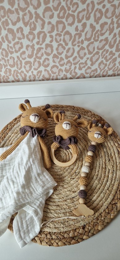 Kraamcadeau Babyshower Geschenkset van 3 Knuffelvriendje Rammelaar en Speenkoord Giraffe van Merkloos