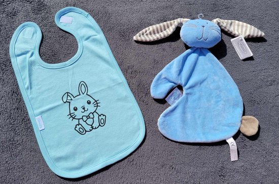 Kraamcadeau -blauw - konijn - slab - kroeltje. van Merkloos