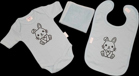 Kraamcadeau -blauw - konijn - slab - spuugdoek - romper - maat 62/68. van Puckator