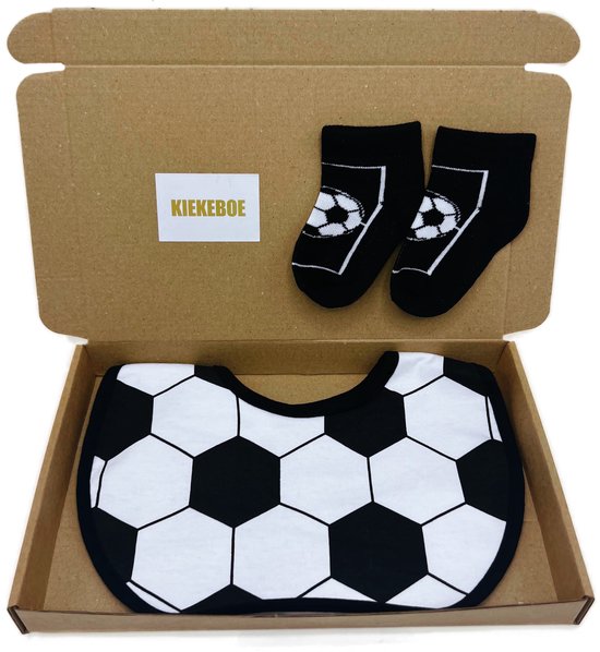 Kraamcadeau brievenbus met voetbal slabbetje en babysokjes - kan ook rechtstreeks als cadeau worden geleverd van VVV Cadeaukaart