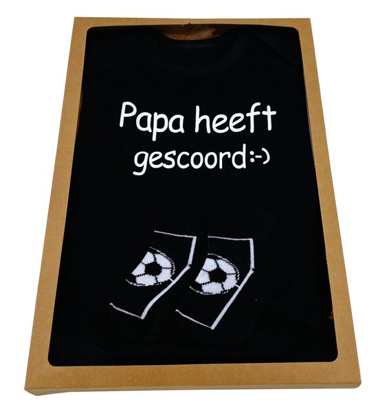 Kraamcadeau brievenbus - zwarte romper en babysokjes, rechtstreekse verzending met kaartje - kraamkado voetbal, kraamcadeau per post van Blessingmees.