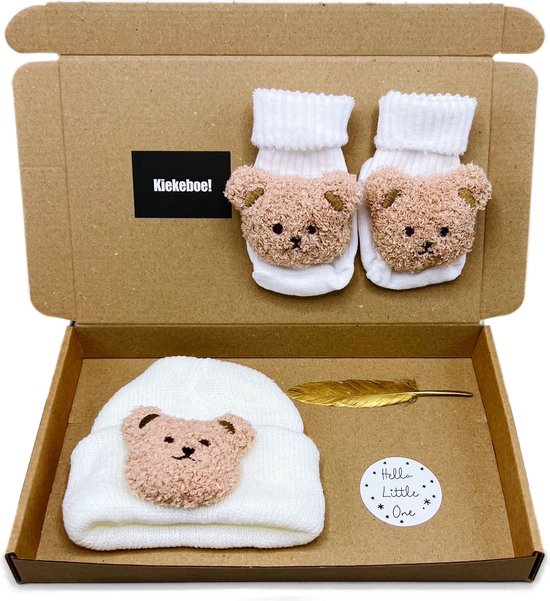 Kraamcadeau Brievenbuspakket Witte muts + sok - cadeau babyshower, cadeau zwangerschap felicitatie, geboortecadeau, babymuts en babysokjes - kraamcadeau rechtstreeks versturen mogelijk