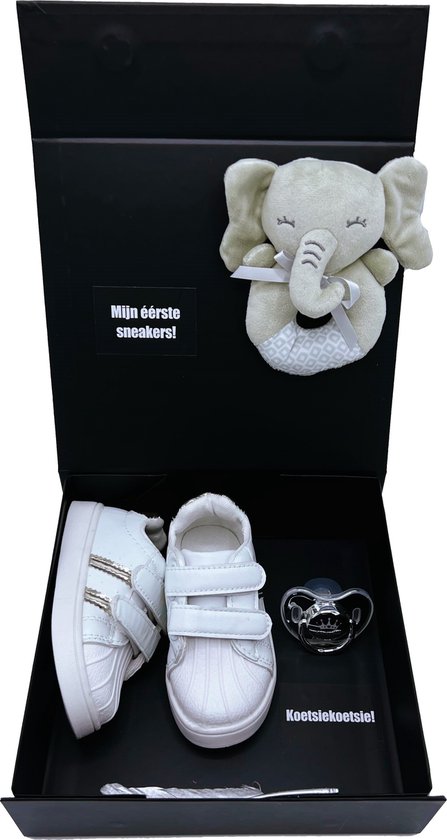 Kraamcadeau - dreumes - 1e verjaardagscadeau - sneakers knuffel rammelaar en speen -ook rechtstreeks te vesturen met kaart van Het Kleinste Wonder